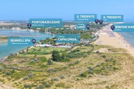 Vista aerea di Bibione con campeggi, spiagge e centro benessere.