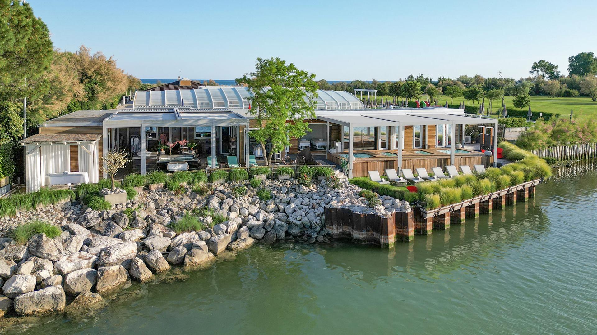Elegante moderne Villa am See, umgeben von Grün, ideal für Entspannung und Natur.