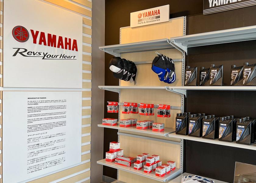 Yamaha display: accessories and oils, dynamic and professional atmosphere.